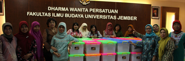 Dharma Wanita Fakultas Ilmu Budaya Bagikan Tabungan dan Bingkisan Kue Lebaran