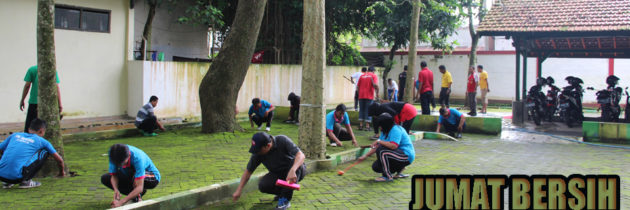 Jumat Bersih: Tenaga Kependidikan FIB Bersih-Bersih Tempat Parkir